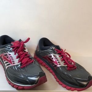 Brooks ladies pink tennis